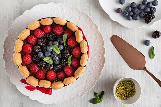Guarda il video della Charlotte al cioccolato e frutti di bosco